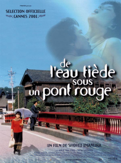 De l'eau tiède sous un pont rouge streaming